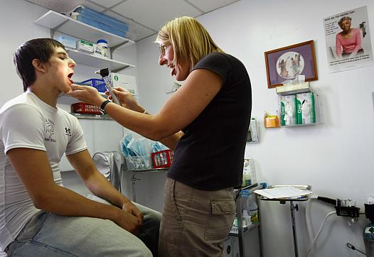  Doctor examines patient