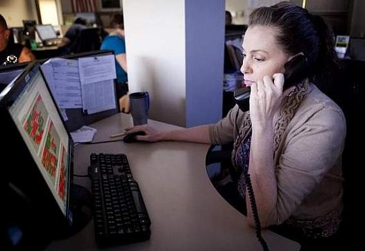 Lines for Life volunteer Lee Dakota helps substance abuse callers in Oregon by offering them options. Alton Strupp/the Courier-Journal