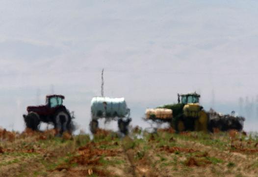 Extreme heat is fatal to farmworkers in the San Joaquin Valley. Can regulations keep pace?