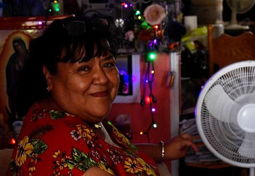 Blanca Gómez está sentada en el interior de su casa móvil en Cantua Creek, una comunidad no incorporada en el Condado Fresno, el