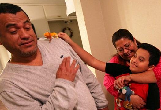 Sofía Ramírez abraza a su hijo Óscar Ramírez mientras juega con su padre y un pequeño juguete en su casa de Dallas. La familia Ramírez ha lidiado con una serie de retos para atender a su hijo, quien fue diagnosticado con autismo. | BEN TORRES/ESPECIAL PARA AL DÍA