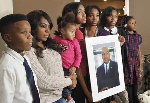 Many families in Detroit must cope with the slaying of a family member. Marcel Jackson was killed while working as a security guard, leaving behind, from left, Tarik, 13; wife Hollie holding Aaliyah, 2; Jala, 16; Najidah, 18; Tamia, 13; and Gwendolyn, 7. (Photos by Max Ortiz / The Detroit News)  