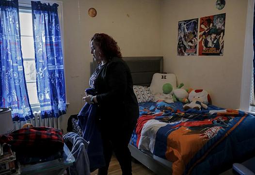 Carmen Díaz limpia la habitación de su hijo de 9 años en Hamden.