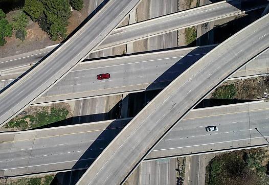 La intersección de las autopistas 41/180 en Fresno aparece casi carente de coches alrededor del mediodía del viernes 27 de marzo