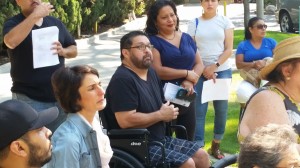 Joe González -en silla de ruedas- y su hermana Terry reclaman indignados a funcionarios de la DTSC, la falta de respuestas a sus demandas.