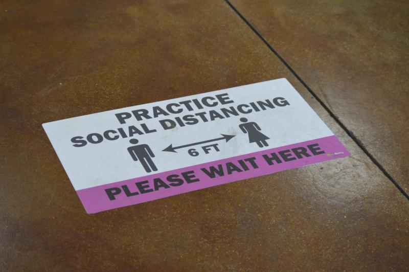 A sign at Pet Envy Grooming & Boutique in Visalia reminds pet owners to practice social distancing. Vongni Yang