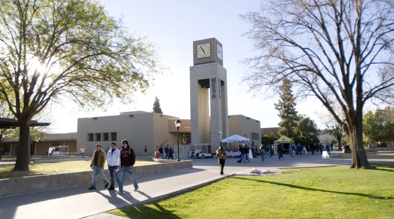 Estudiantes caminan junto a la torre del reloj en Mesa Community College. Tom Tingle/The Republic