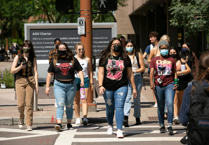 Estudiantes caminan en el campus de ASU en el centro de Phoenix durante el primer día de clases presenciales de ASU el 19 de agosto de 2021. David Wallace/The Republic