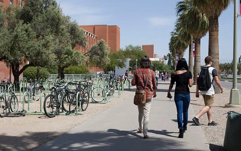 Estudiantes caminan por el campus de la Universidad de Arizona en 2020 en Tucson, Arizona. Emily L. Mahoney/Cronkite News