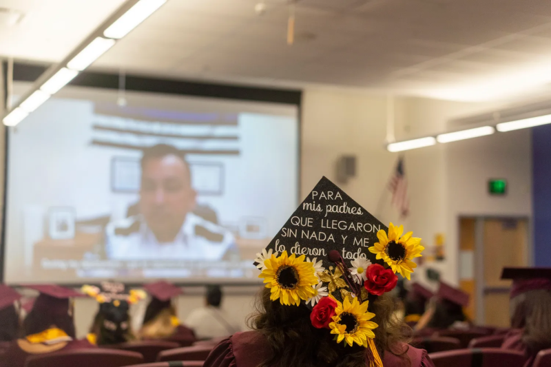 Estudiantes de ASU escuchan a los oradores durante una ceremonia virtual con fiestas de visualización en persona en el campus del centro de Phoenix el 3 de mayo de 2021. Nick Oza/The Republic