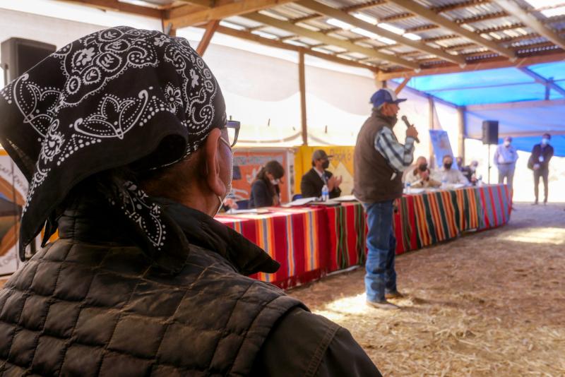 Dariel Yazzie, left, listens to testimonials of former uranium mine workers and residents near the Church Rock mine site at a gathering of the Nuclear Regulatory Commission, Navajo Nation and the EPA in April. Photo: Eli Cahan