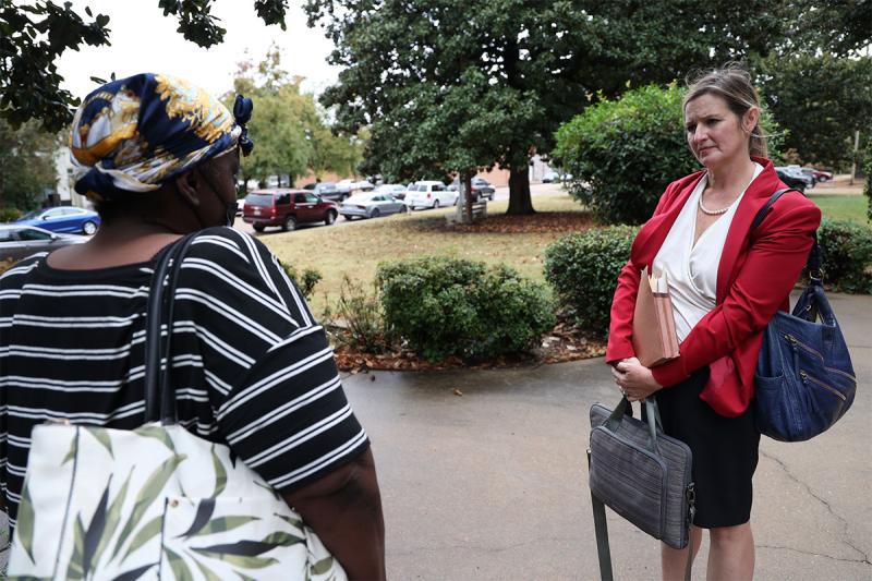 University of Mississippi Low-Income Housing Clinic Director Desiree Hensley, right, speaks to Sunset Village resident Debra Peterson on Oct. 25, 2022, outside the Leflore County Courthouse. Photo by Nick Judin