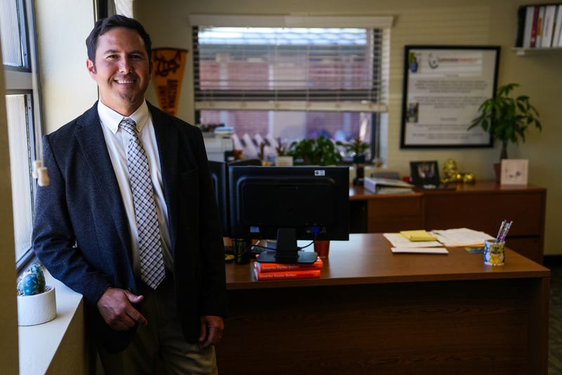 Tony Alcala, director de la Escuela Primaria Galveston, posa para un retrato en su oficina escolar en Chandler, Arizona, el 6 de abril de 2022. ANTRANIK TAVITIAN/THE REPUBLIC
