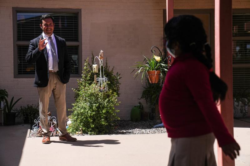 Tony Alcalá, director de la Galveston Elementary School, saluda a los niños de kindergarten cuando regresan a clases después del recreo en Chandler, Arizona, el 6 de abril de 2022. ANTRANIK TAVITIAN/THE REPUBLIC