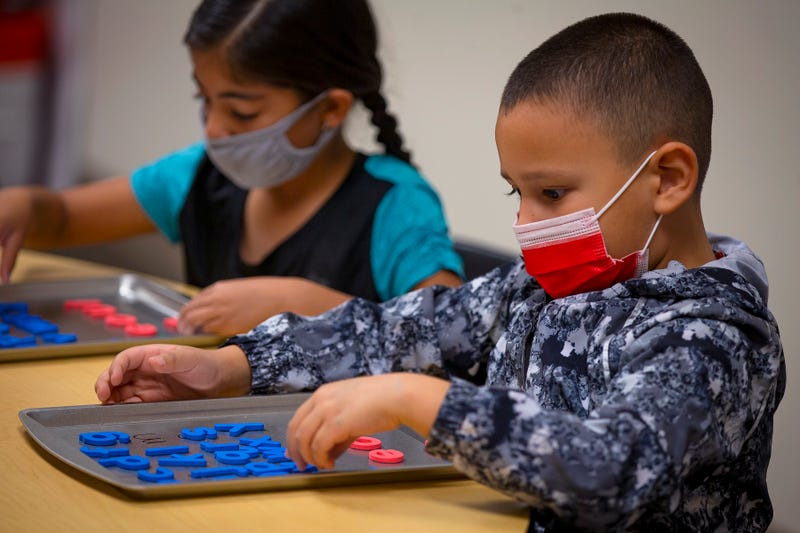 Estudiantes de primer grado participan en una actividad de fonética con letras magnéticas durante una clase de lectura intensiva en la Freedom Elementary School en Buckeye, Arizona, el 16 de noviembre de 2021. MONICA D. SPENCER/THE REPUBLIC