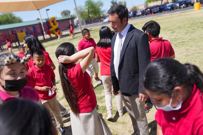 Tony Alcalá, director de la Galveston Elementary School, escucha a un grupo de alumnos de cuarto grado durante el recreo en Chandler, Arizona, el 6 de abril del 2022. ANTRANIK TAVITIAN/THE REPUBLIC