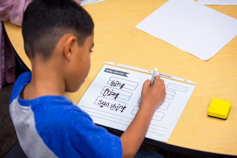 Un estudiante de tercer grado escribe durante una clase intensiva de lectura en la Freedom Elementary School en Buckeye, Arizona, el 16 de noviembre del 2021. MONICA D. SPENCER/THE REPUBLIC