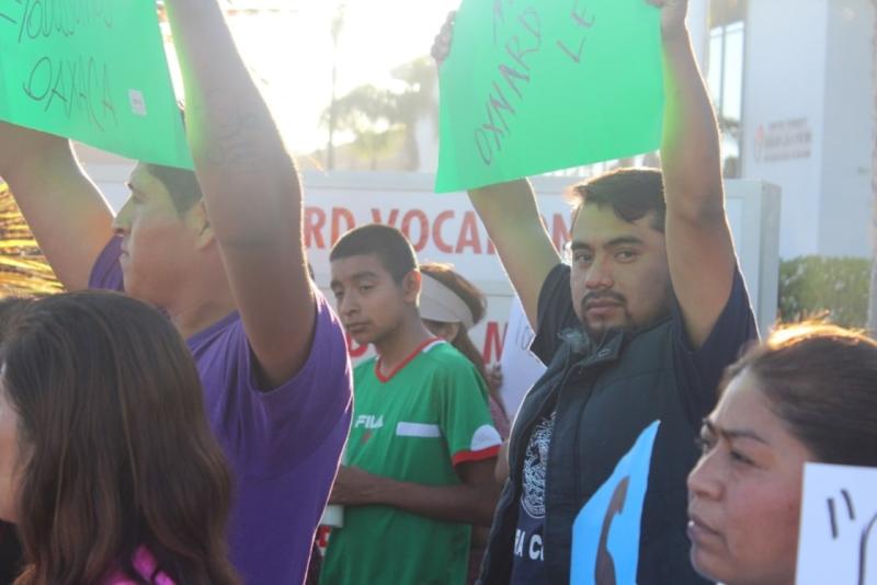 El lider comunitario mixteco Arcenio J. Lopez protesta junto a miembros de su comunidad en Oxnard, California, para exigir mejores condiciones laborales.Arcenio J. Lopez