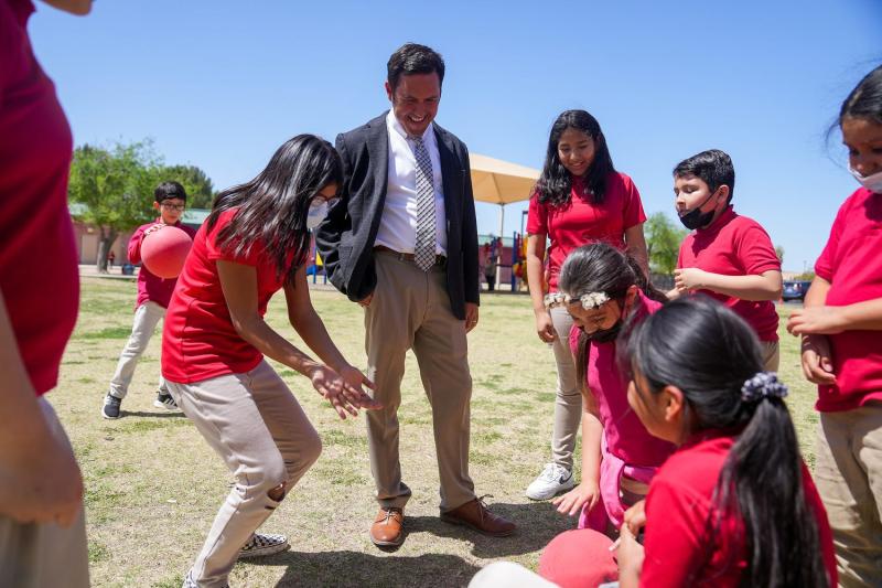Tony Alcalá, director de la Galveston Elementary School, escucha a un grupo de alumnos de cuarto grado durante el recreo en Chandler, Arizona, el 6 de abril de 2022. ANTRANIK TAVITIAN/THE REPUBLIC