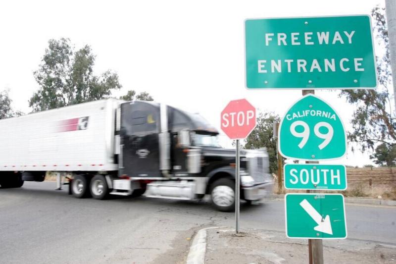 Las operaciones del centro de distribucion requeririan altos volumenes de trafico de camiones que pudieran crear emisiones toxicas de diesel y contaminantes formadores de smog, segun la Junta de Recursos del Aire de California. Fresno Bee file photo