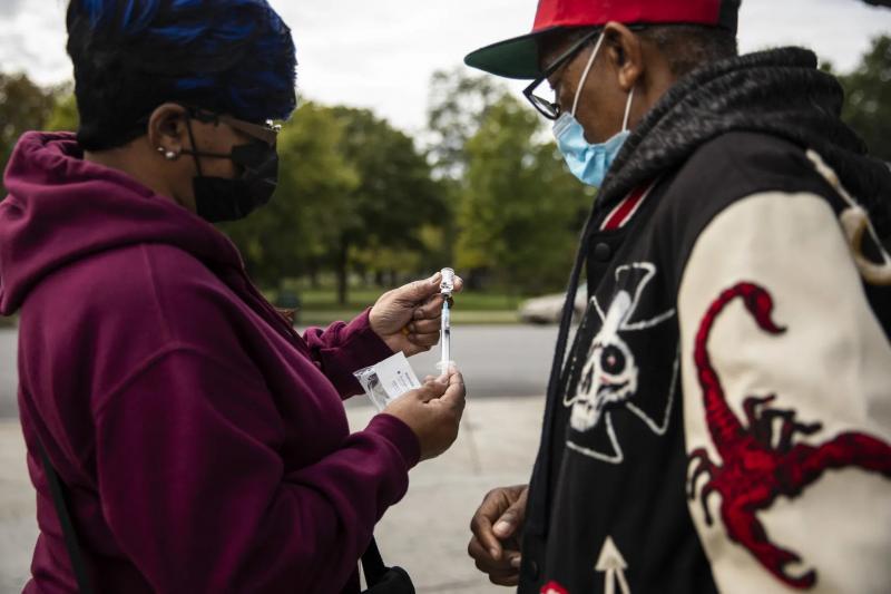 Rochelle Wade, with the drug addiction recovery agency Thresholds, shows a man how to use naloxone to reverse a heroin overdose. Ashlee Rezin / Sun-Times