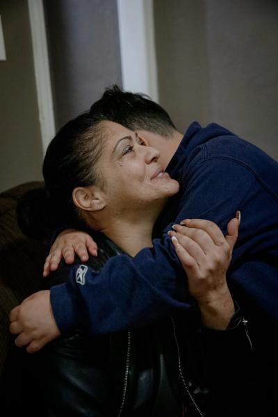 “Te amo”, dijo Mikey, abrazando a su mamá, Elizabeth Rodríguez. YEHYUN KIM / CT MIRROR