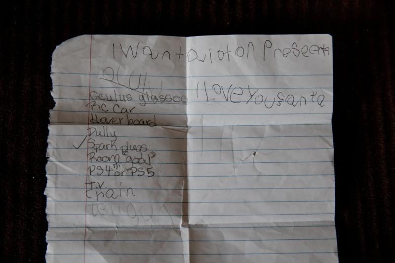 Izquierda: Una lista de regalos que Mikey Rodríguez, de 8 años, quiere para Navidad. Derecha: Medicamentos de Elizabeth Rodríguez, quien espera trasplantes de corazón y riñón